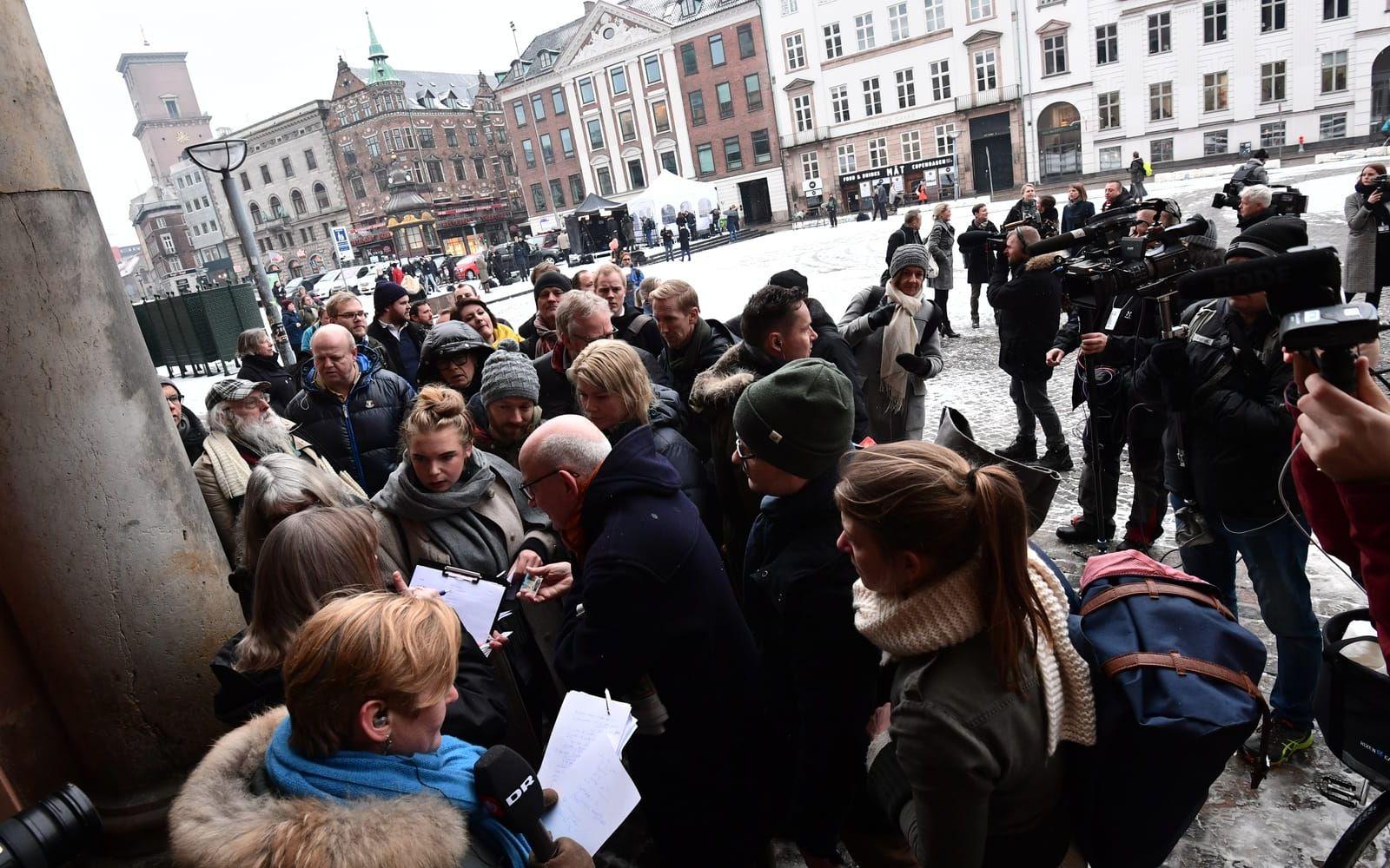Journalister utanför Köpenhamns byret. Intresset för rättegången mot mordmisstänkte Peter Madsen är stort.