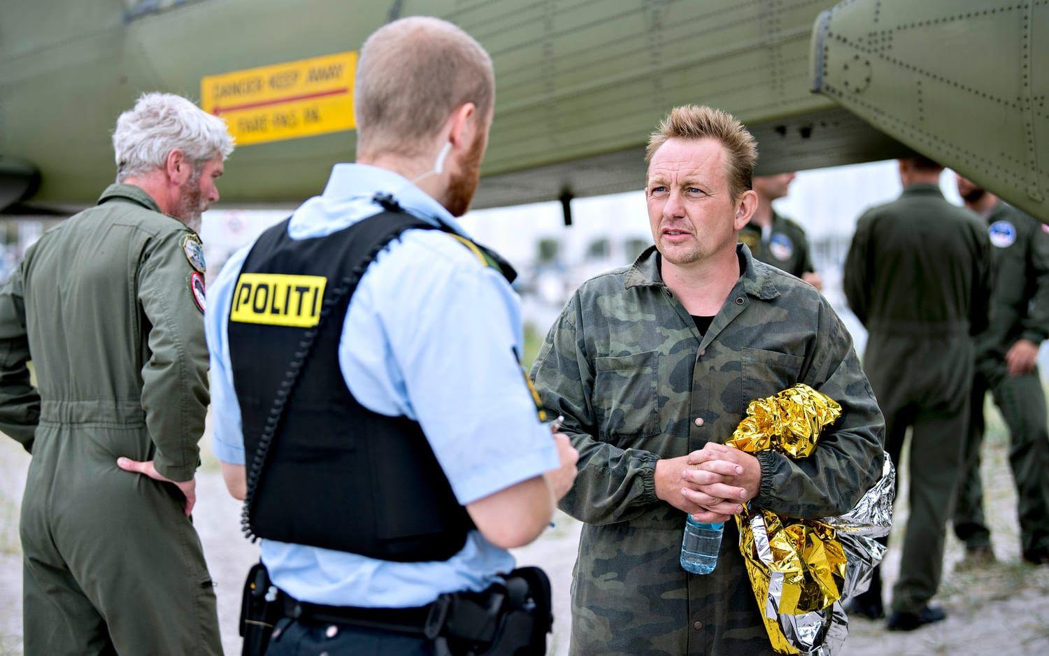 Peter Madsen räddas iland i Dragør fredag den 11 augusti 2017, efter att hans ubåt havererat. Han påstod då att han lämnat iland Kim Wall kvällen innan.