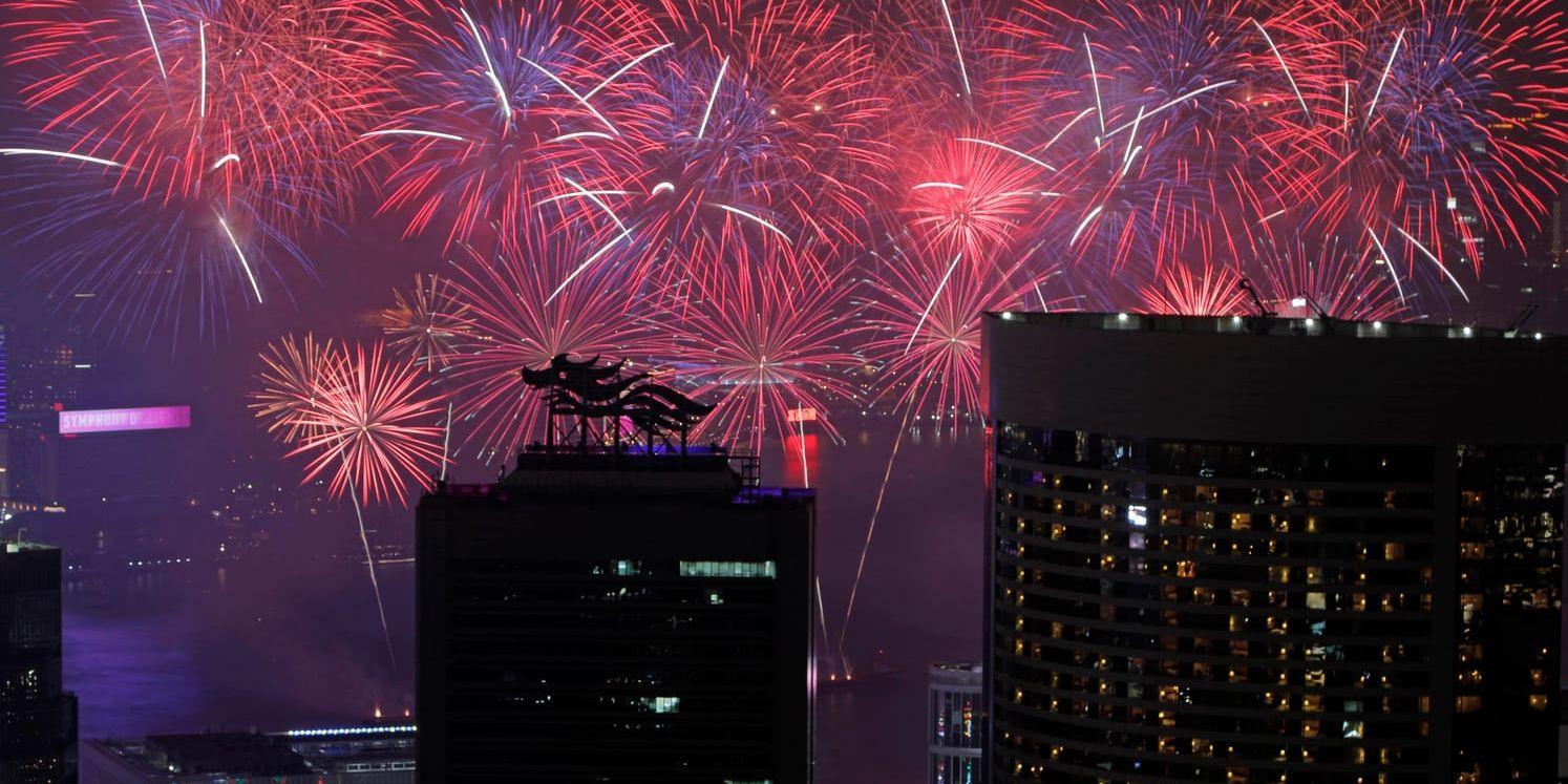 Fyrverkerier över Hongkong under onsdagen. Firandet av det kinesiska nyåret gör att börsen i Hongkong är stängd.