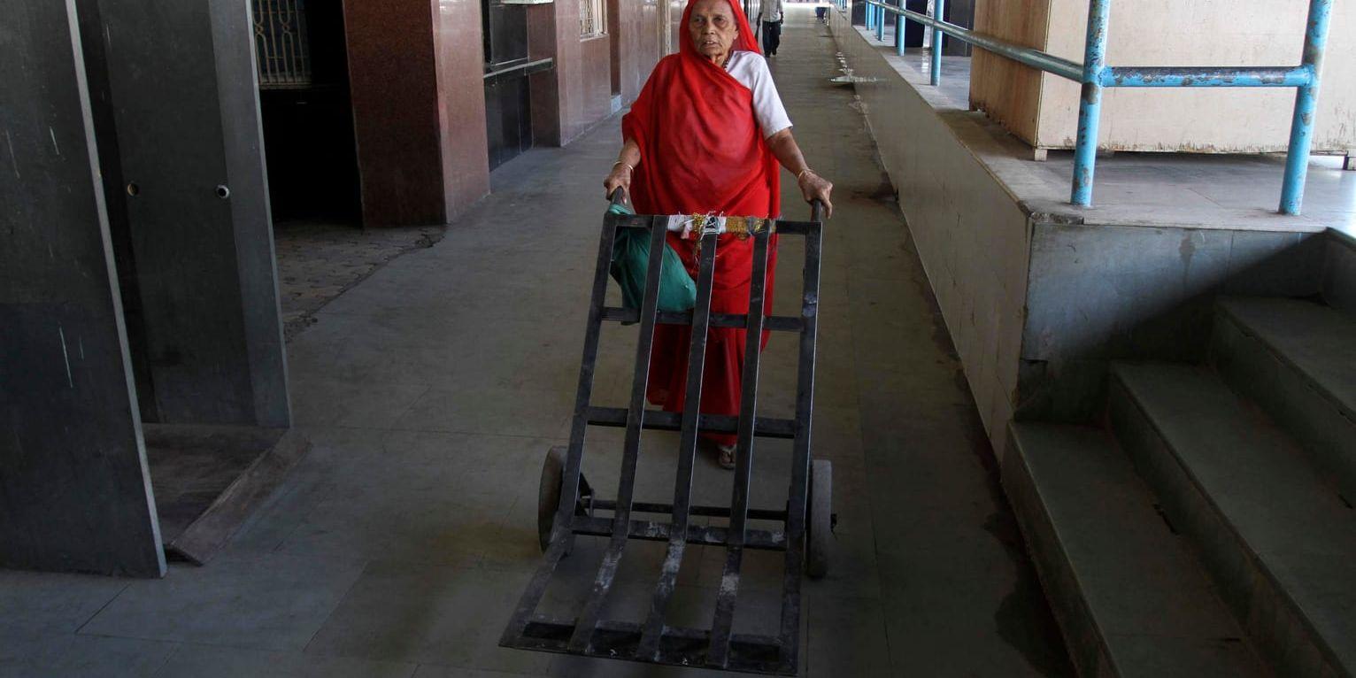 Kvinnlig personal är en ovalig syn på indiska tågstationer. Den här kvinnan arbetar med bagaget på tågstationen i Bhavnagar i Gujarat. Arkivbild