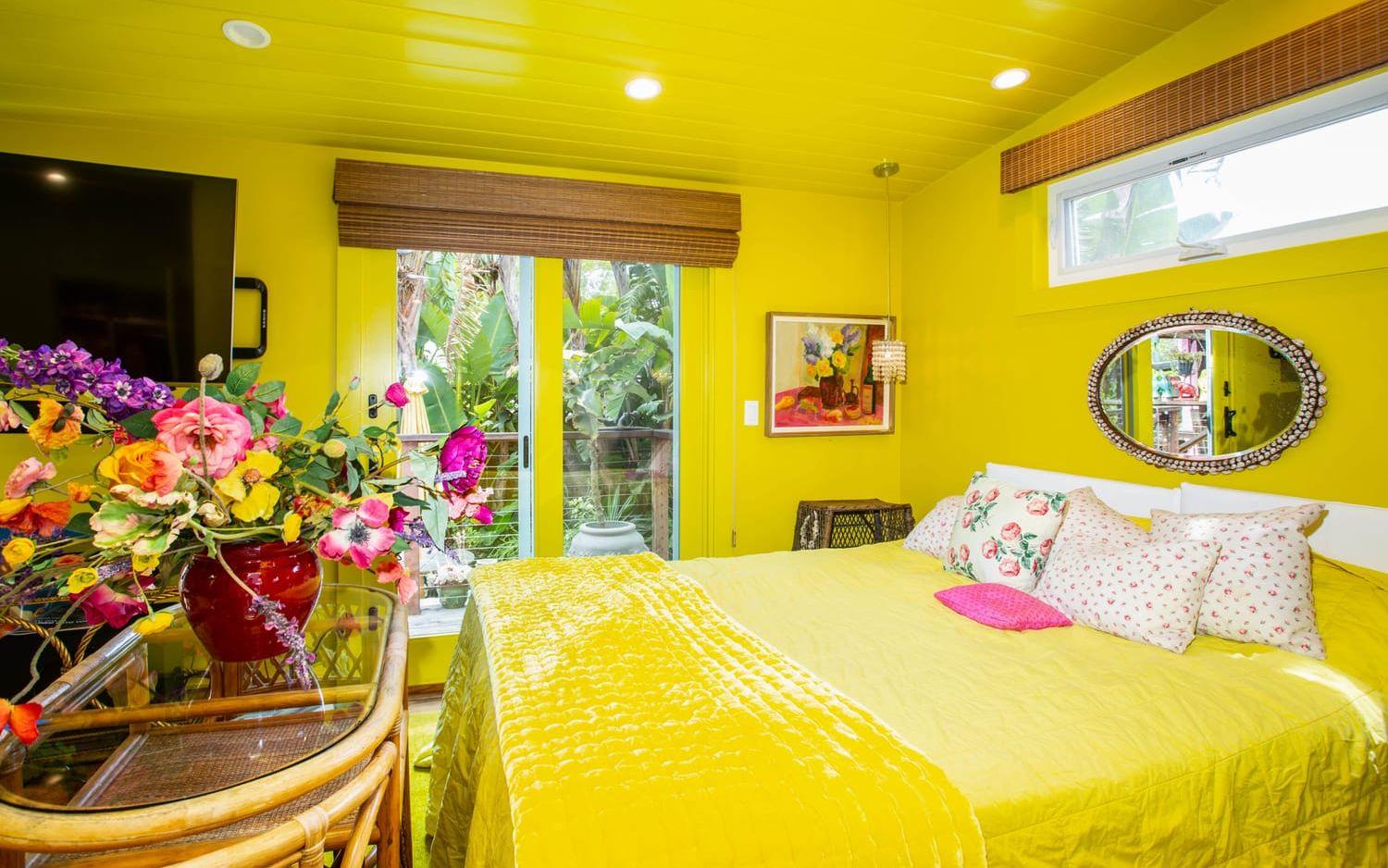 Hela hennes sovrum är målat i gult, väggar, tak dörrar har samma färg. 