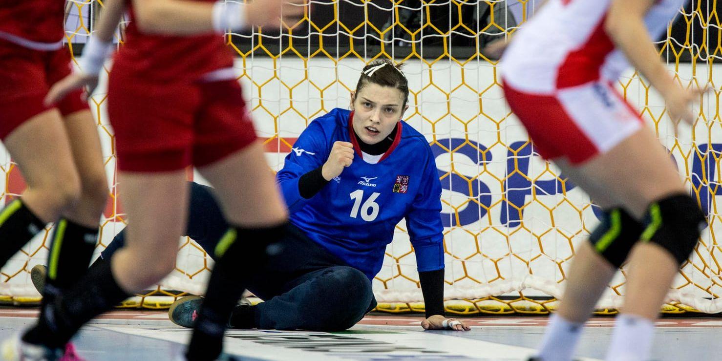 Tjeckiens "svenska" målvakt Lucie Satrapova var en av hjältarna i segermatchen mot Polen i handbolls-VM.
