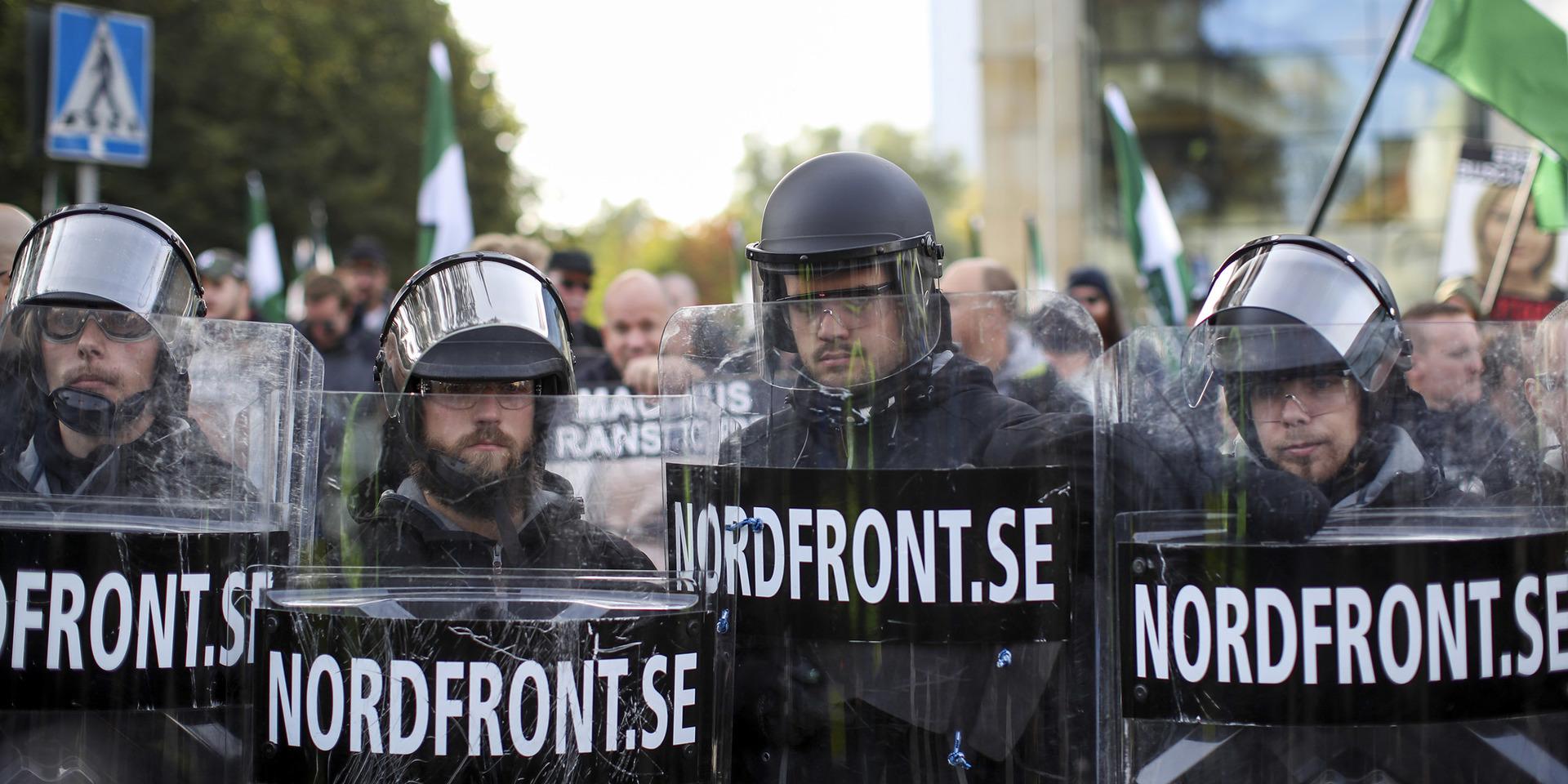 Nazister från NMR med sköldar under demonstrationen i centrala Göteborg.