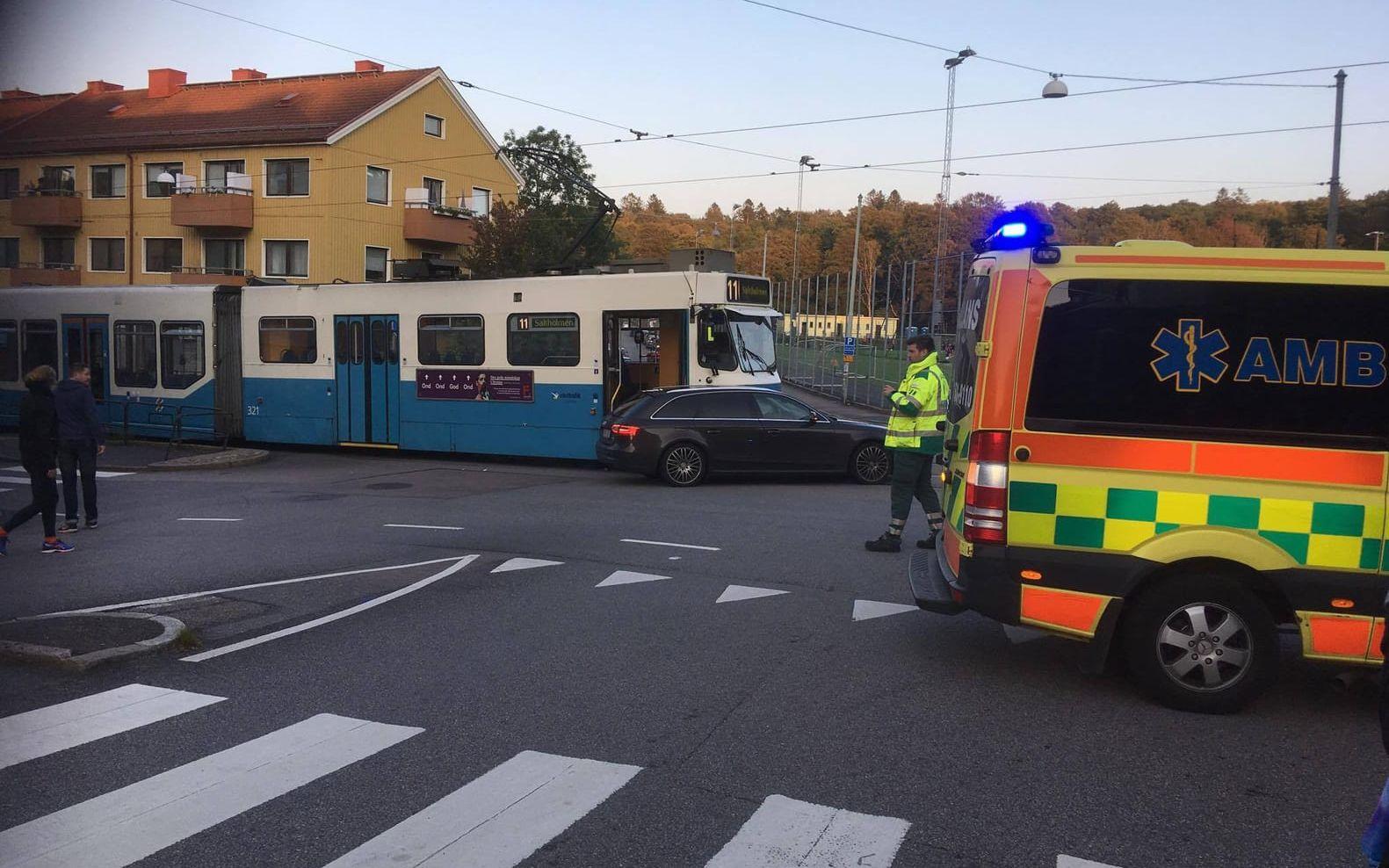 En ambulans kom fram till olycksplatsen bara minuter efter krocken. Bild: Tove Andersson
