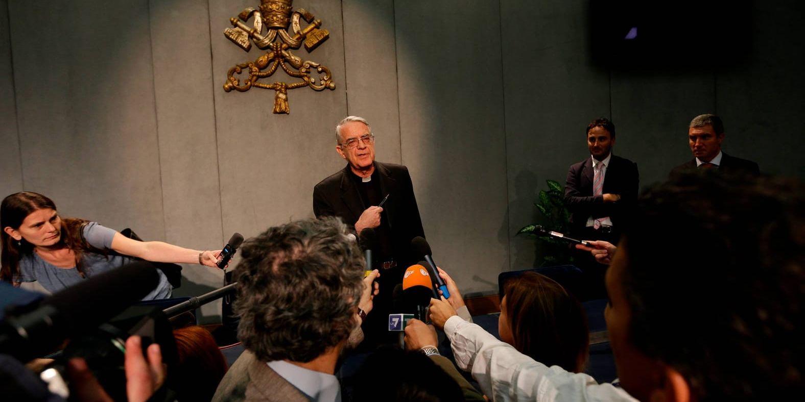 Vatikanens talesperson Federico Lombardi pratar med journalister efter att påvens butler läckt dokument 2012. Arkivbild.