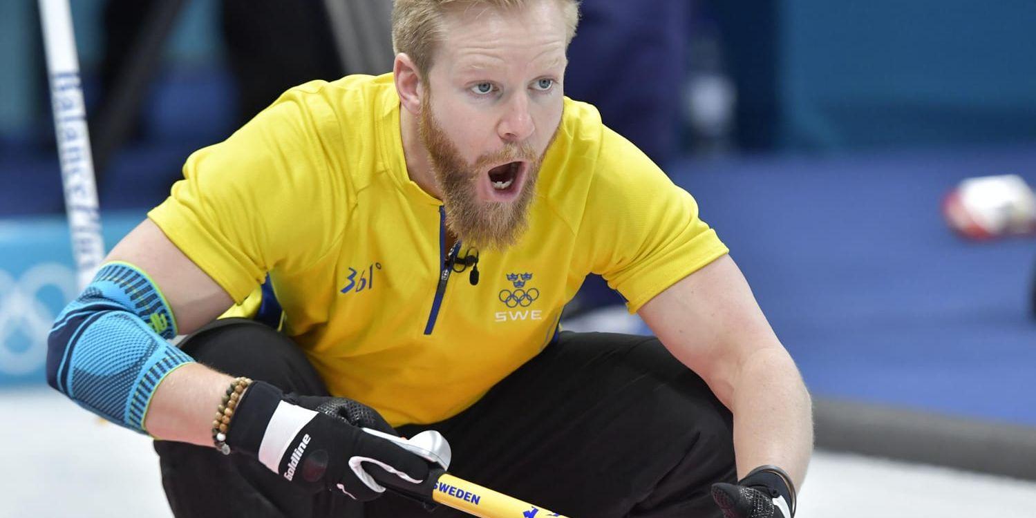 Sveriges Niklas Edin instruerar medspelarna i tisdagens curlingmatch mellan Italien och Sverige på Gangneung Curling Centre under vinter-OS i Pyeongchang, Sydkorea.
