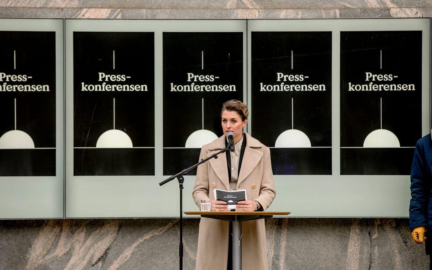 Föreställningen Presskonferensen som sätts upp av Göteborgs stadsteater på Götaplatsen och är en satir som spelas på 23 platser samtidigt och kallas Sveriges största föreställning.FOTO: PER WAHLBERG