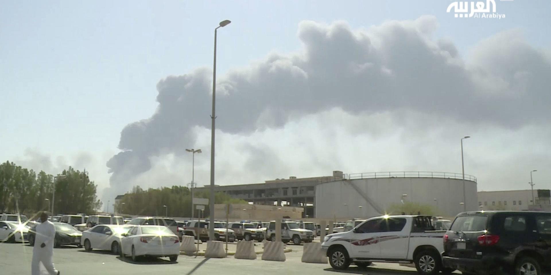 Bild från tv-kanalen Al-Arabiya visar rökutveckling från den attackerade oljeanläggningen Abqaiq.