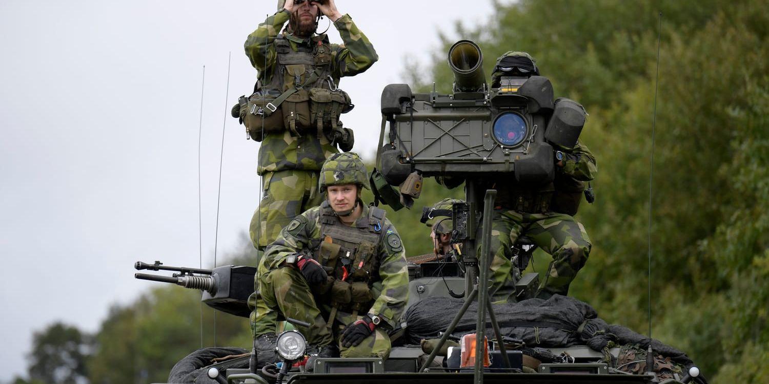 Svenskt luftförsvar övar mot attackhelikoptrar under militärövningen Aurora 17. 