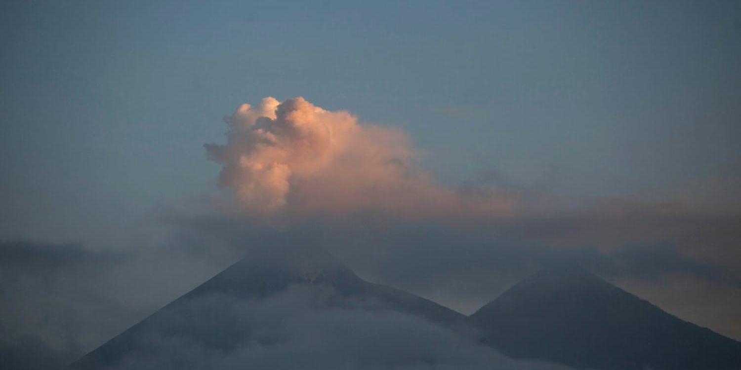 Ett askmoln ses stiga ur vulkanen Volcán de Fuego i södra Guatemala.