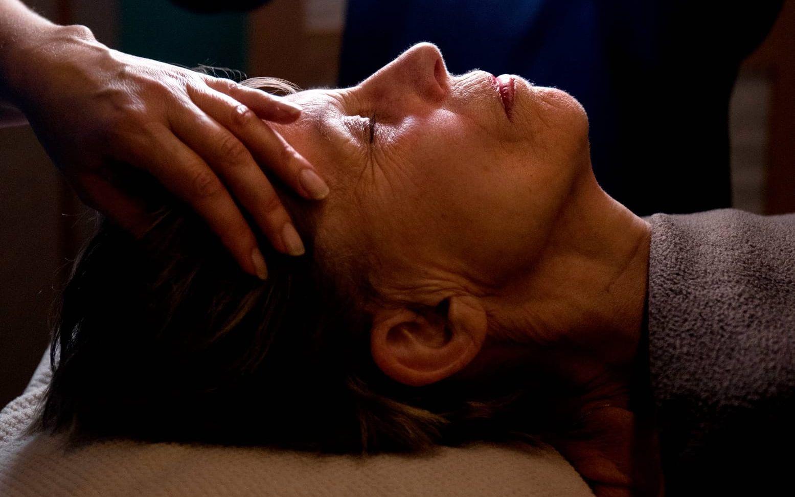Ann-Lise Nilsson får lätt, men välbehövlig massage på huvudet. Bild: Lisa Thanner