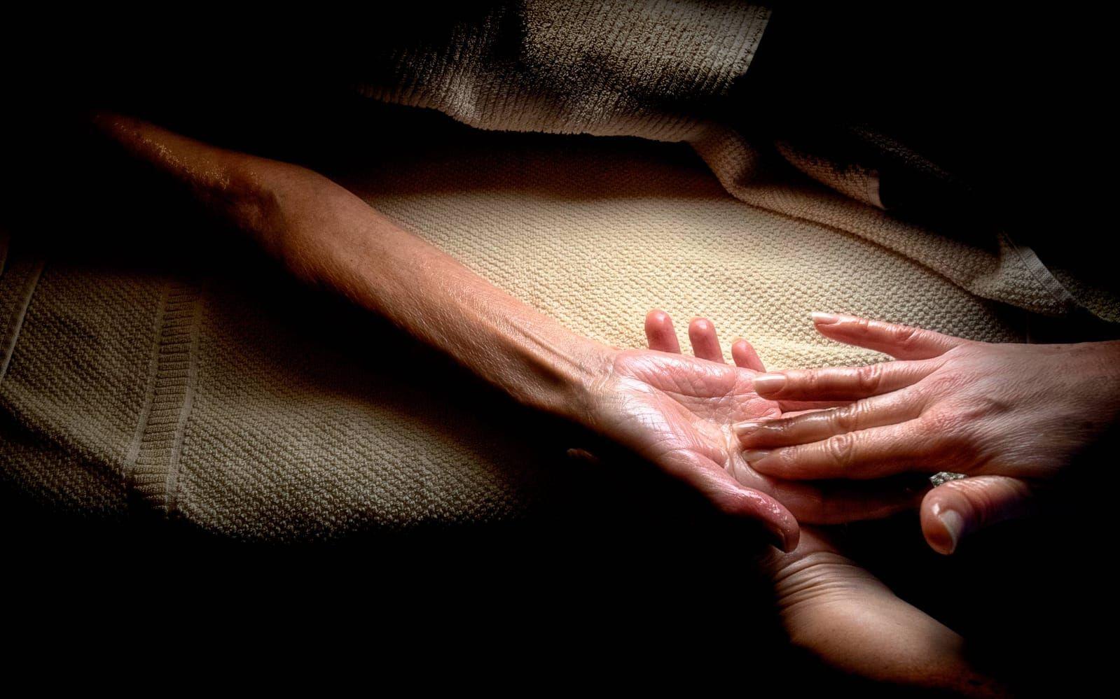 När någon rör vid oss aktiveras känsliga receptorer i huden. Taktil massage handlar om lugnande strykningar över hela kroppen för att lindra stress. Bild: Lisa Thanner