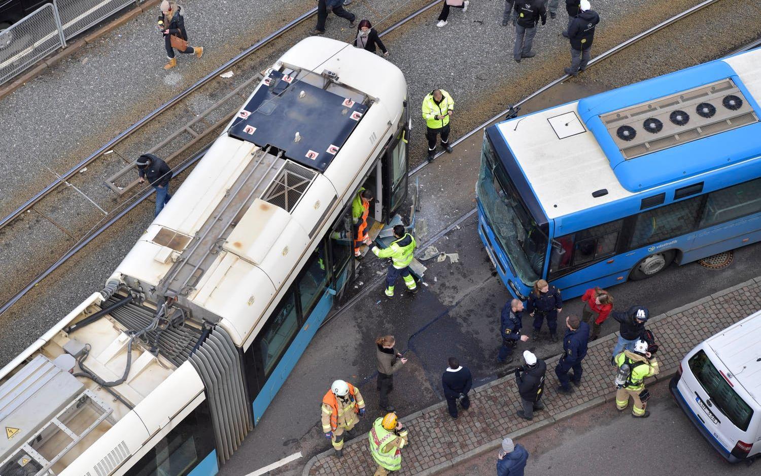 En spårvagn och en buss kolliderade vid 11-tiden i centrala Göteborg