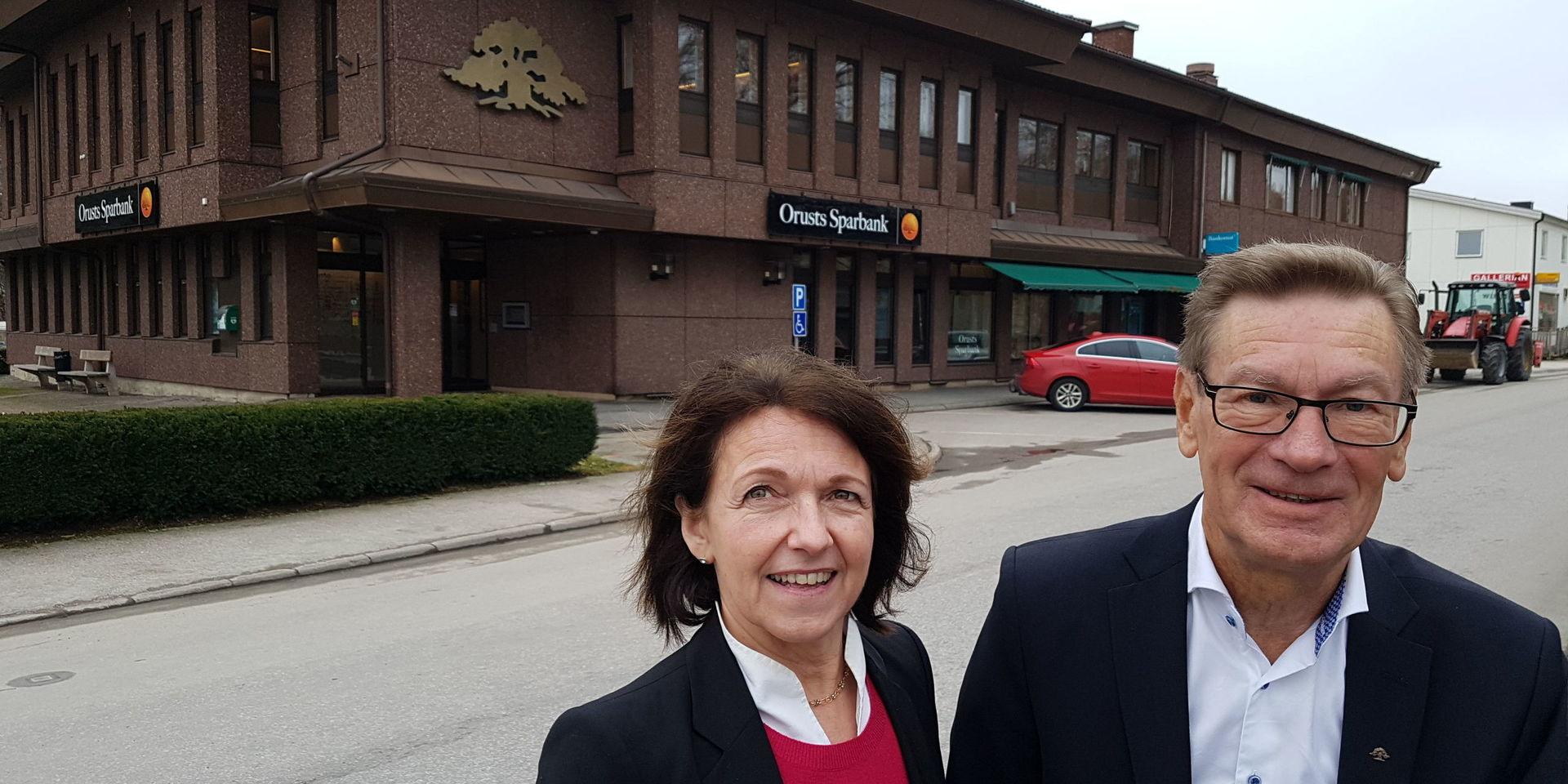 Orusts Sparbanks verkställande direktör Birgitta Pettersson och bankens styrelseordförande Tommy Svensson stämplar ut efter sammanlagt 99 års tjänstgöring i samma bank. Vid årsstämman 26 april tar duon farväl.