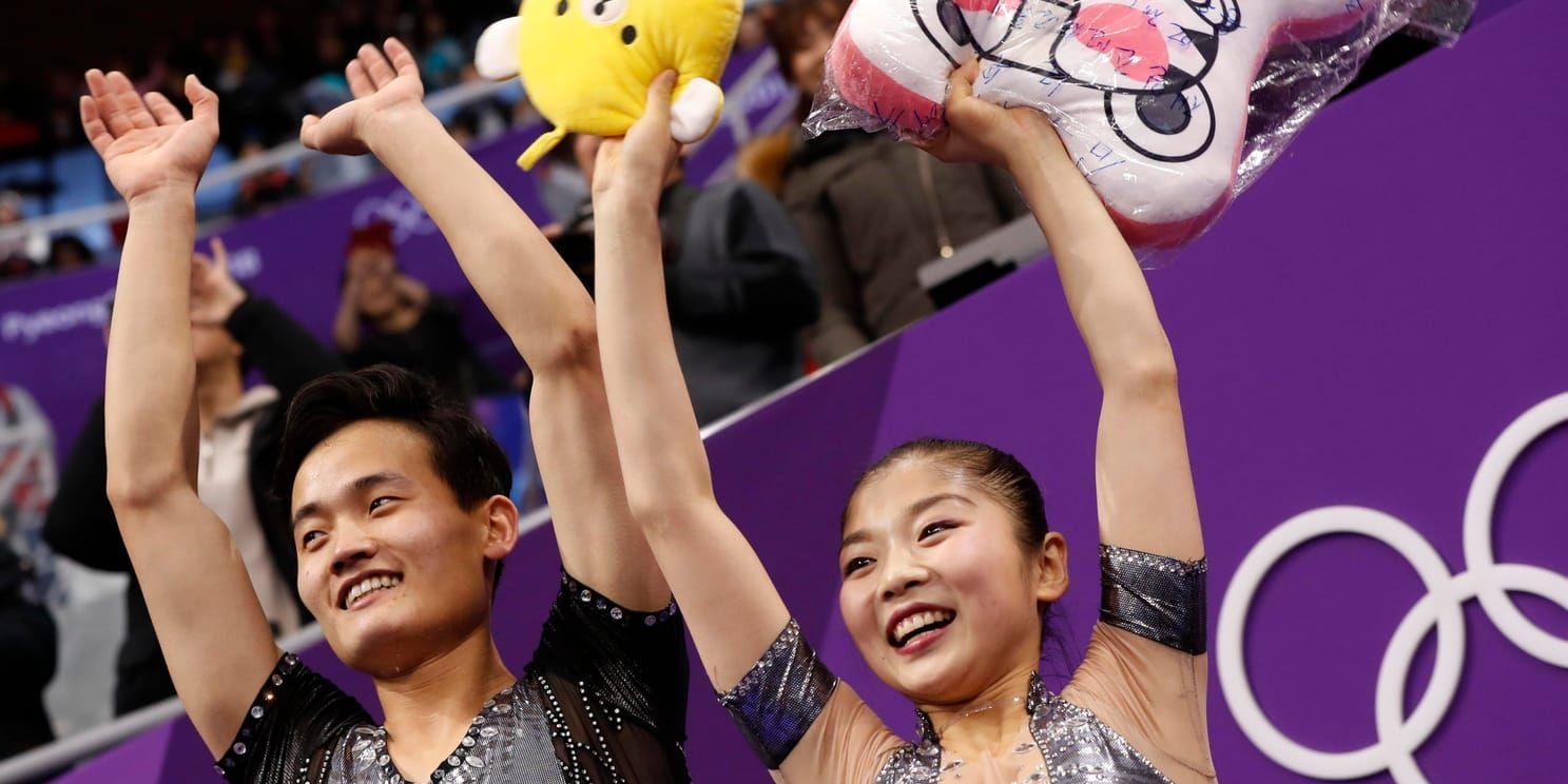 Nordkoreanerna Ryom Tae-Ok och Kim Ju-Sik blev så här glada efter resultatet i paråkningens korta program.