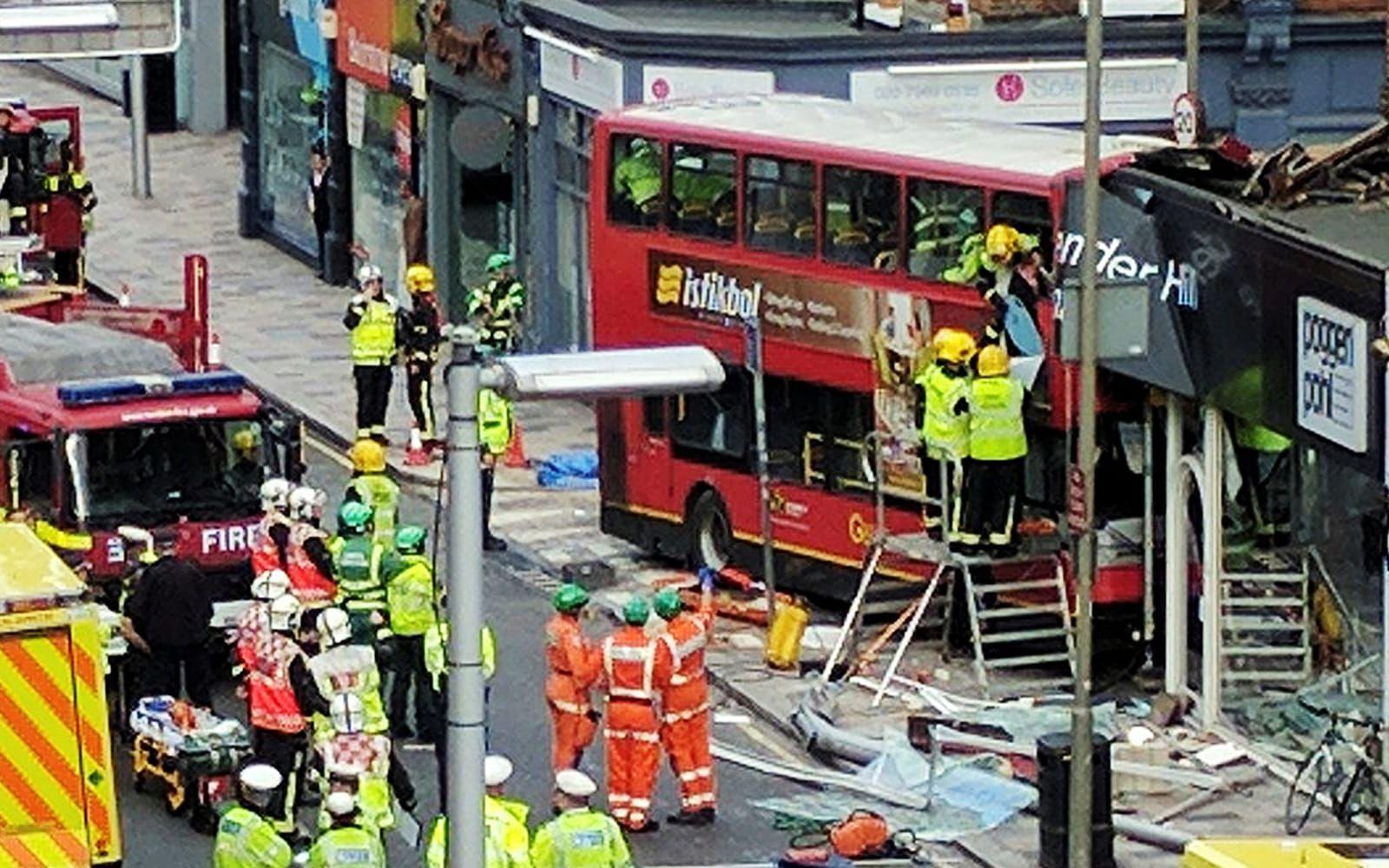 Ett stort räddningspådrag arbetade vid platsen i Levender Hill, London, där bussen kört rakt in i en butik. FOTO: Brendan Phalhert//REUTERS
