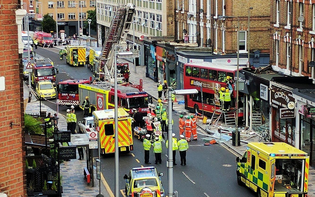 Ett stort räddningspådrag arbetade vid platsen i Levender Hill, London, där bussen kört rakt in i en butik. FOTO: Brendan Phalhert//REUTERS
