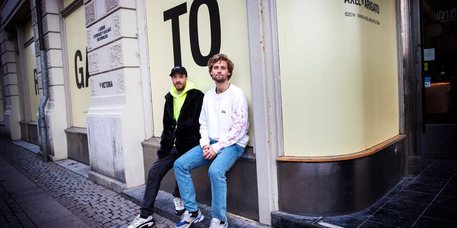 Axel Arigato arbetar för att butiken ska vara mer än en transaktion, en upplevelse med events som adderar upplevelsen. I Stockholm och London-butikerna har artister som Silvana Iman och Tinie Tempah spelat.
