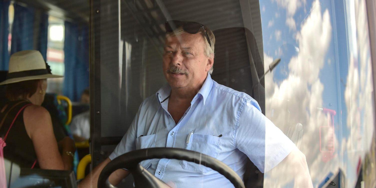 Bakom ratten i en av bussarna på Nacka-Värmdölinjen i Stockholm sitter 62-årige Leszek Plewinski. Han säger att det är "helt galet" att det inte finns någon övre gräns för hur varmt det får vara i en arbetsmiljö.
