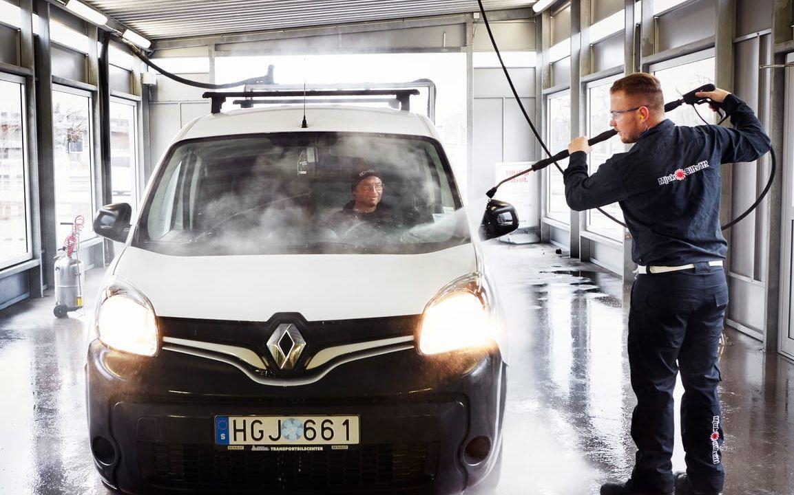 På Mjuk Biltvätt handtvättas bilen först och därefter körs den genom autotvätt. Foto: Anna von Brömssen.