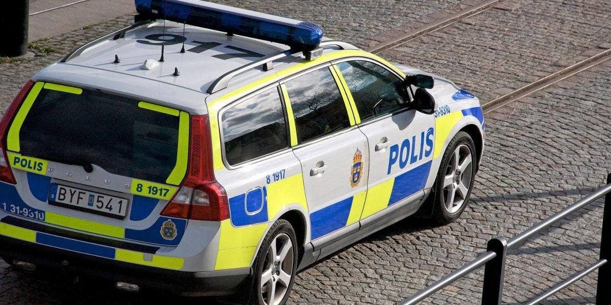 Polisbil. Stora polisresurser fick användas till att transportera häktade till andra häkten runtom i Sverige när häktet i Halmstad var stängt mellan 2010-2013, skriver riksdagsledamoten Hans Hoff (S), Falkenberg.