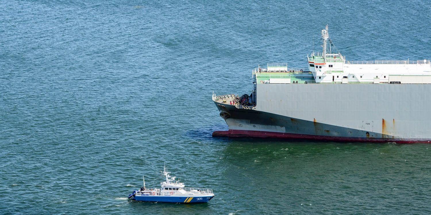 Kustbevakningen har inlett en miljöräddningsoperation efter att ett stort lastfartyg gått på grund utanför Valdemarsvik.