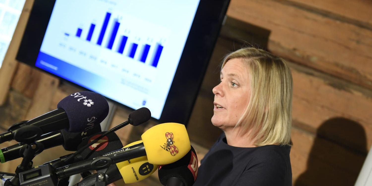 Finansminister Magdalena Andersson på väg till en pressträff om det ekonomiska läget i landet.
