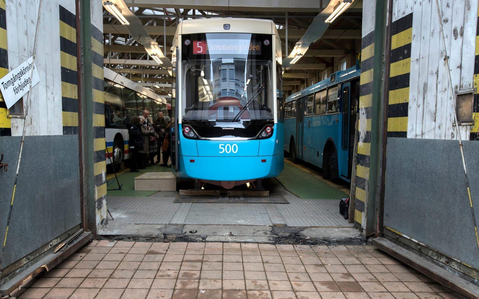 I maj 2019 börjar de två första nya spårvagnarna rulla i Göteborg. Exemplaret som står i Göteborgs spårvagnsmuseum är en fullskalemodell över vagnens första 11 meter. 