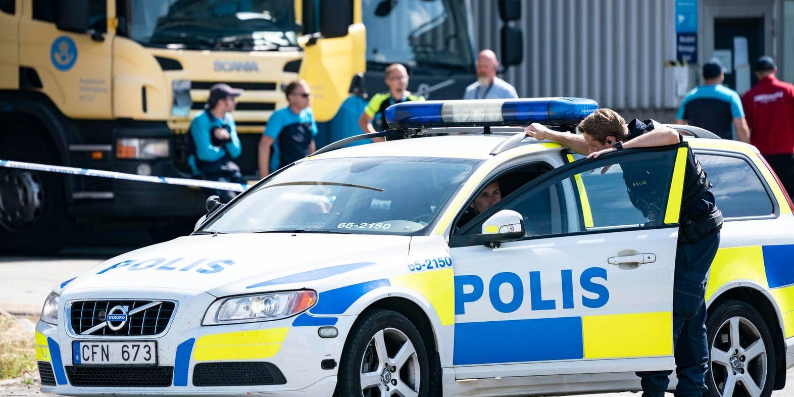 Polis och avspärrningar utanför postterminalen på Borrgatan i Malmö på onsdagen.