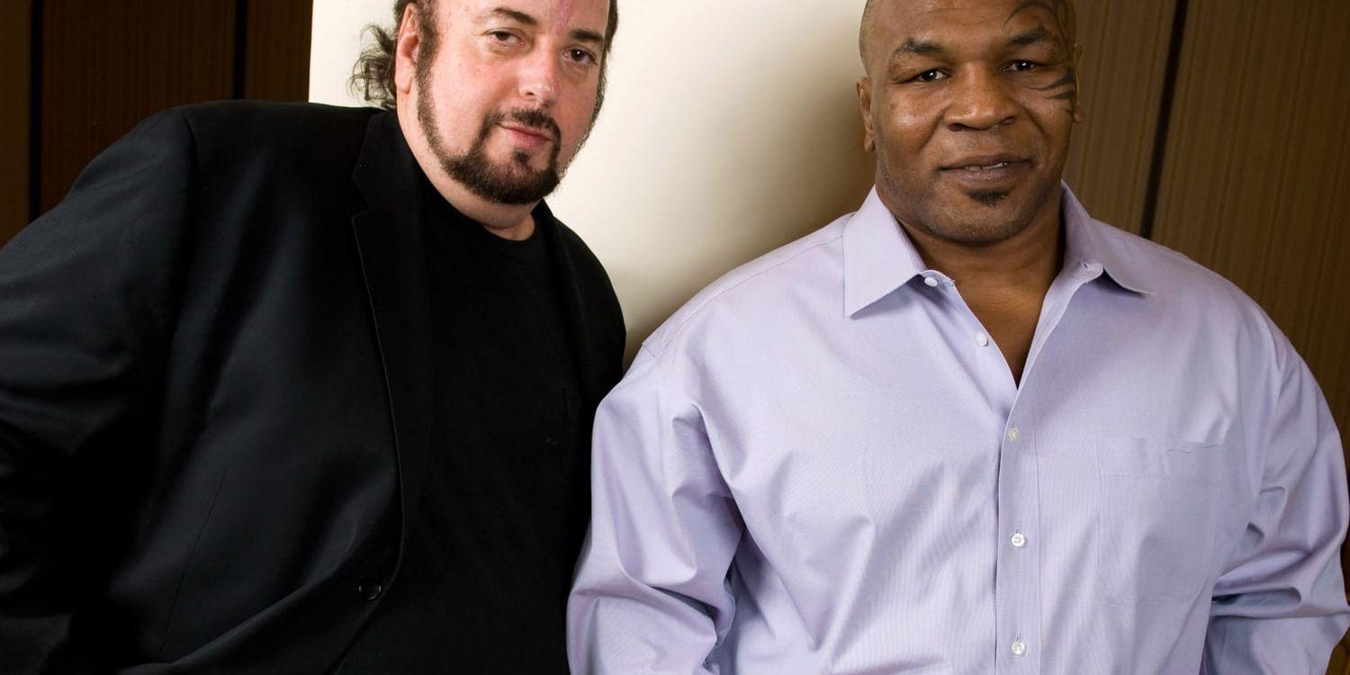 Den sexanklagade regissören James Toback poserar tillsammans med boxaren Mike Tyson 2009, i samband med att filmen Tyson hade premiär. Bild: TT.