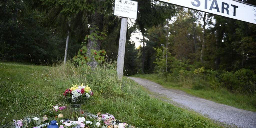 Mordet på den 21-åriga kvinna fick stor uppmärksamhet och blommor placerades vid joggingspåret där hon dödades. Arkivbild.