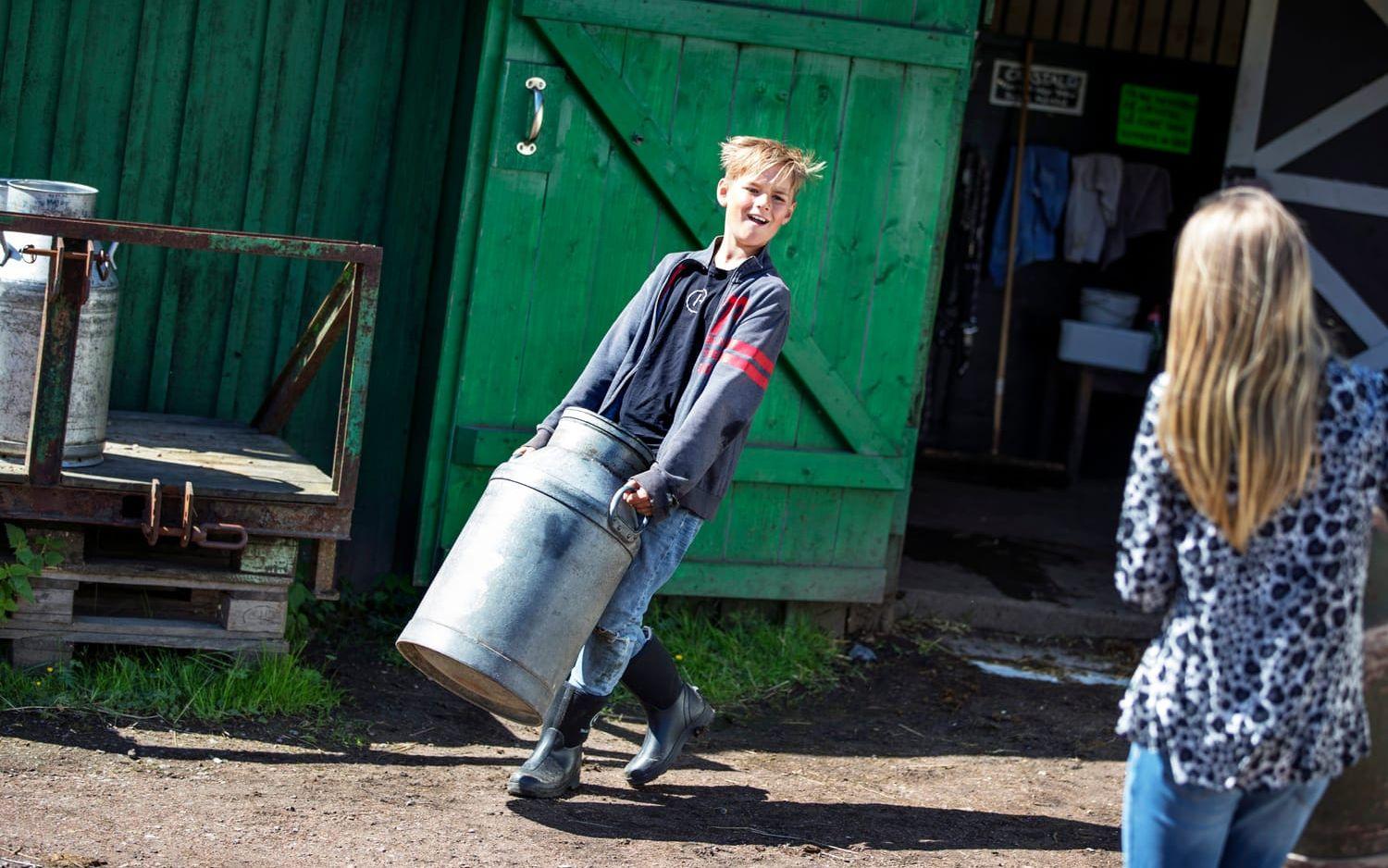 Milo Loets och Liv Ask hämtar vatten för att kunna leka vattenstafett.Bild: Nicklas Elmrin.
