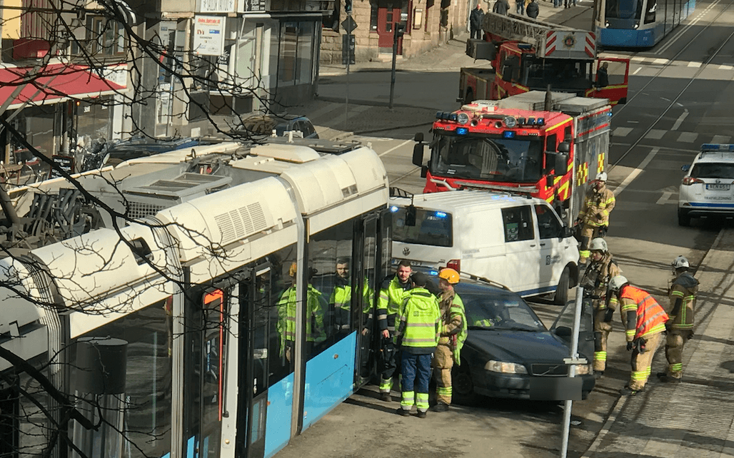 Spårvagnen och bilen krockade i höjd med hållplatsen Kaptensgatan i Majorna. 