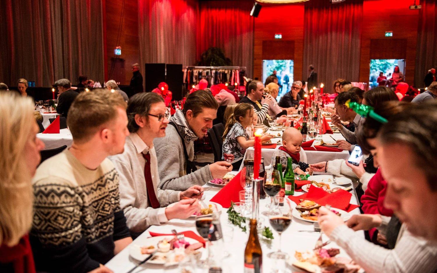 Sofia Karlsson, Daniel Lundström, Lars Karlsson och Jonatan Skatt njöt av maten tillsammans. Även faktums VD Peter Kronvall, som skymtar i bilden, satt vid bordet och åt.