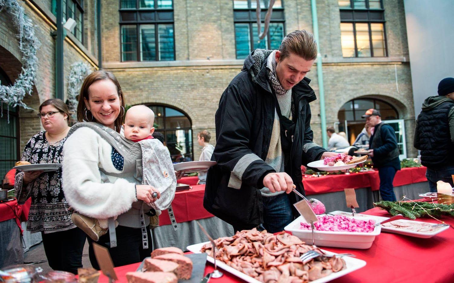 Amanda Hansson och Jonatan Skatt gick loss på julbordet tillsammans med elva månader gamla sonen Love.