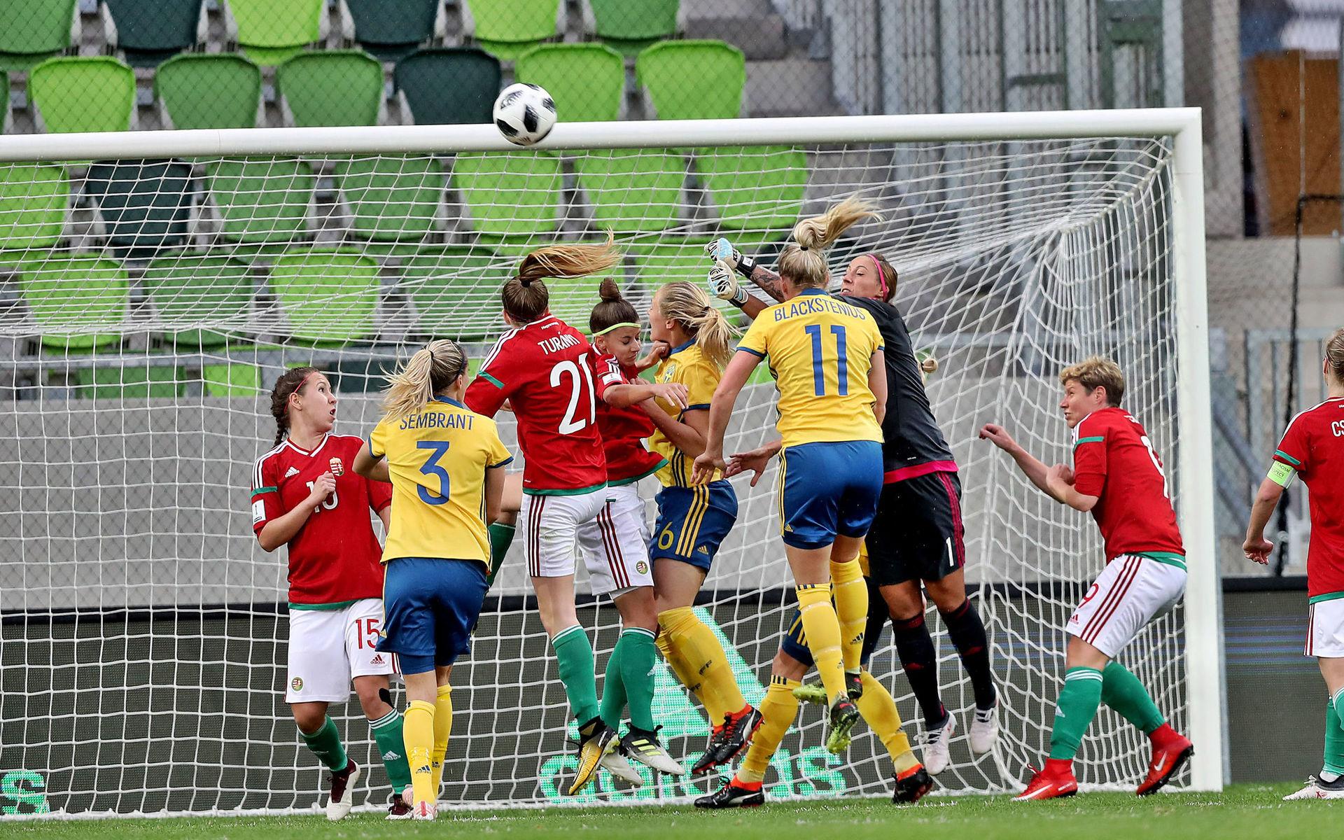 180405, Fotboll, Dam, VM-kval, Ungern - Sverige: SZOMBATHELY,HUNGARY,05.APR.18 - WOMEN SOCCER - FIFA Womens World Cup 2019, qualification, Hungary vs Sweden. Image shows Zsofia Racz (HUN), Linda Sembrant (SWE), Lilla Turanyi (HUN), Stina Blackstenius (SWE) and Reka Szoecs (HUN).Photo: GEPA pictures/ Hans Oberlaender© Bildbyrån - COP 81 - SWEDEN &amp; NORWAY ONLY