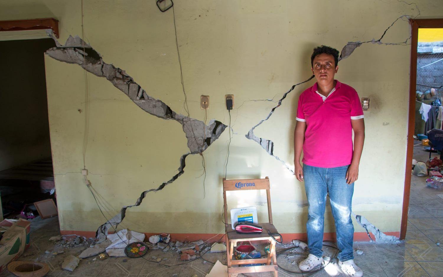Damian Marín och hans familj blev kvar på övervåningen när jordbävningen slog till och lyckades inte ta sig ut förrän den var över. Sedan dess bor de på gatan utanför, rädda för att huset ska rasa. Foto: Åsa Welander