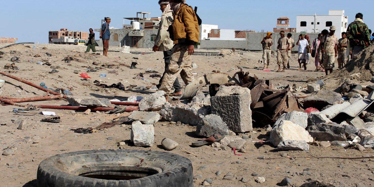 Bilden visar förödelse vid ett tidigare bombdåd i hamnstaden Aden i Jemen. Arkivbild.