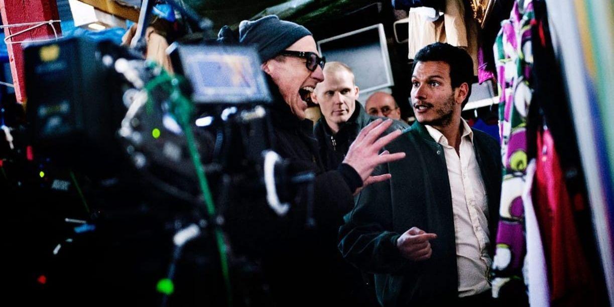 Regissör Johan Renck diskuterar en scen med skådespelaren Said Legue.