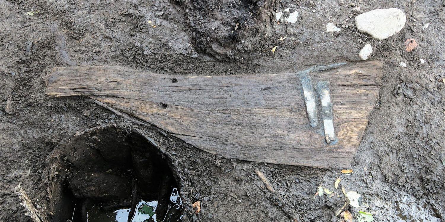 Ett intakt akterroder till en båt från 1300-talets början. Båten har troligen varit 6–7 meter lång. Rodret hade återanvänts i en brädläggning vid en brunn från samma tid.
