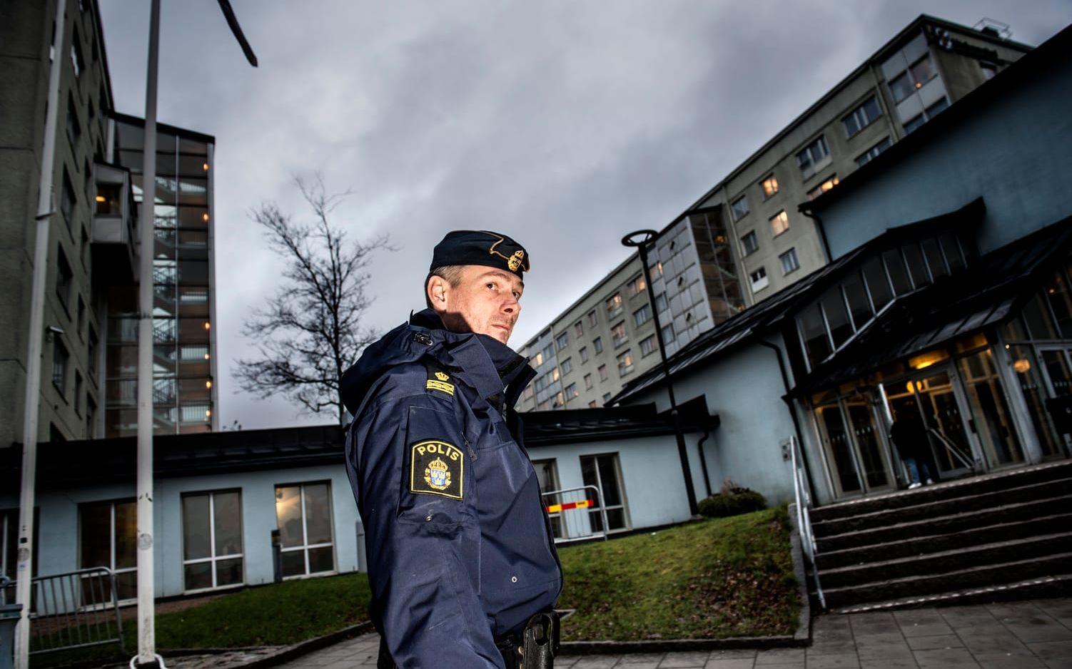 Marcus Ekvall är gruppchef för områdespolisen i Storgöteborg nordost. Han berättar att han stöter på Tramadol dagligen. Bild: Stefan Berg
