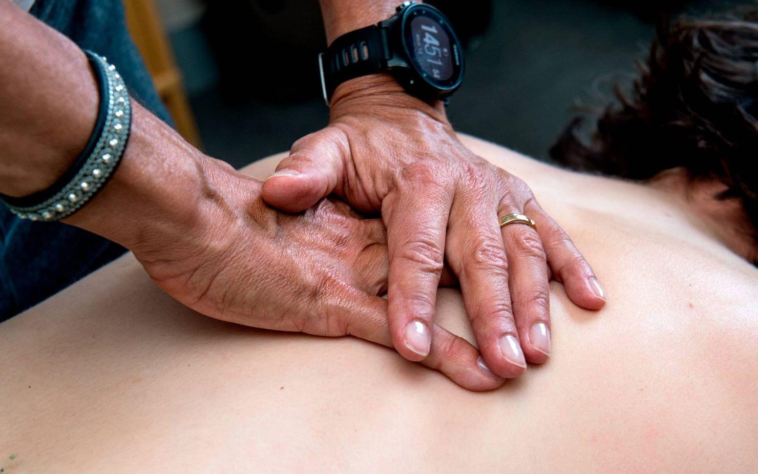 Daglig massage gör demenssjuka piggare enligt en avhandling.