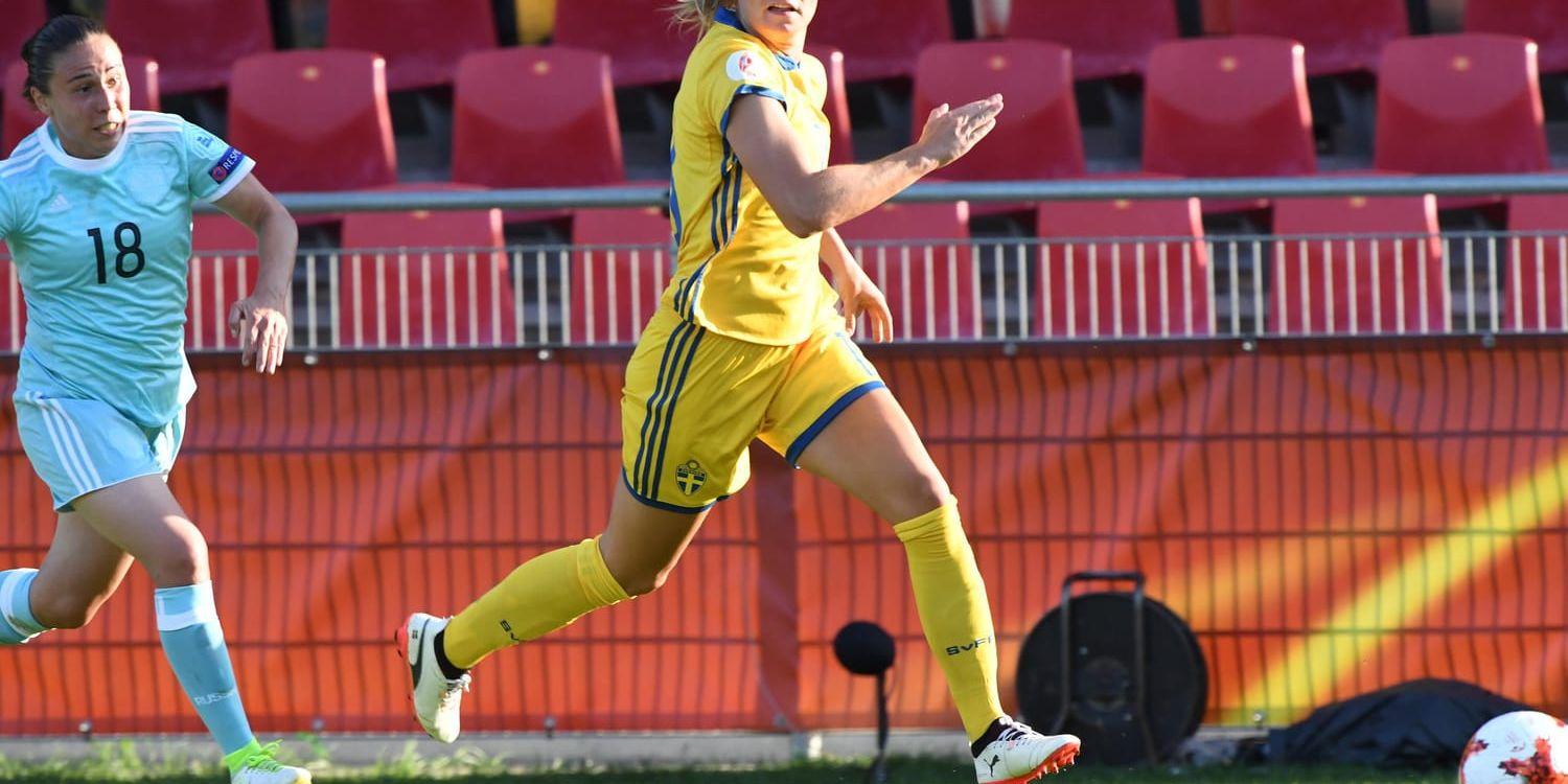 Fridolina Rolfö var högst delaktig med sina två mål när Sverige vann stort mot Ryssland i Algarve cup.