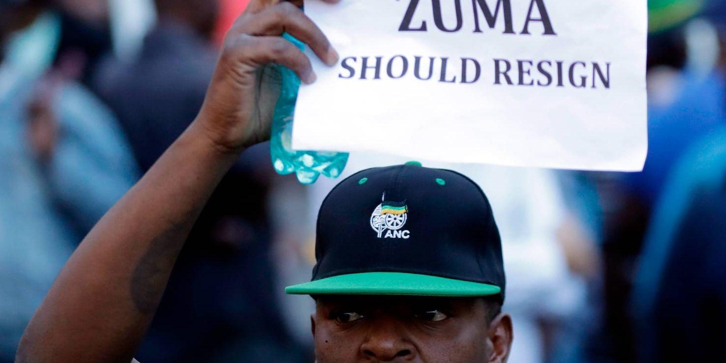 En ANC-anhängare visar öppet sitt missnöje med president Zuma. Arkivbild.
