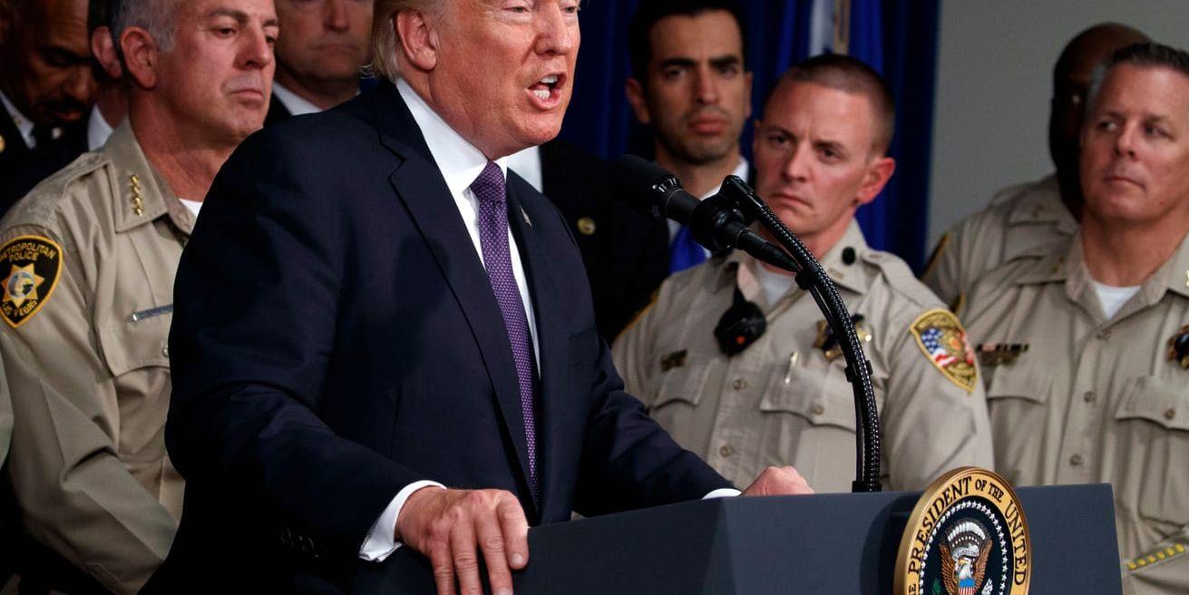 Donald Trump talar på en presskonferens efter masskjutningen i Las Vegas i oktober 2017. Nu vill han förbjuda den typ av modifierat vapen skytten använde.