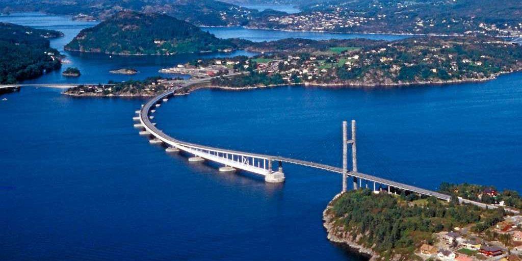 Nordhordalandsbron norr om Bergen i Norge är en pontonbro, drygt en och en halv kilometer lång och med en segelfri höjd på 32 meter under den del som är en högbro.