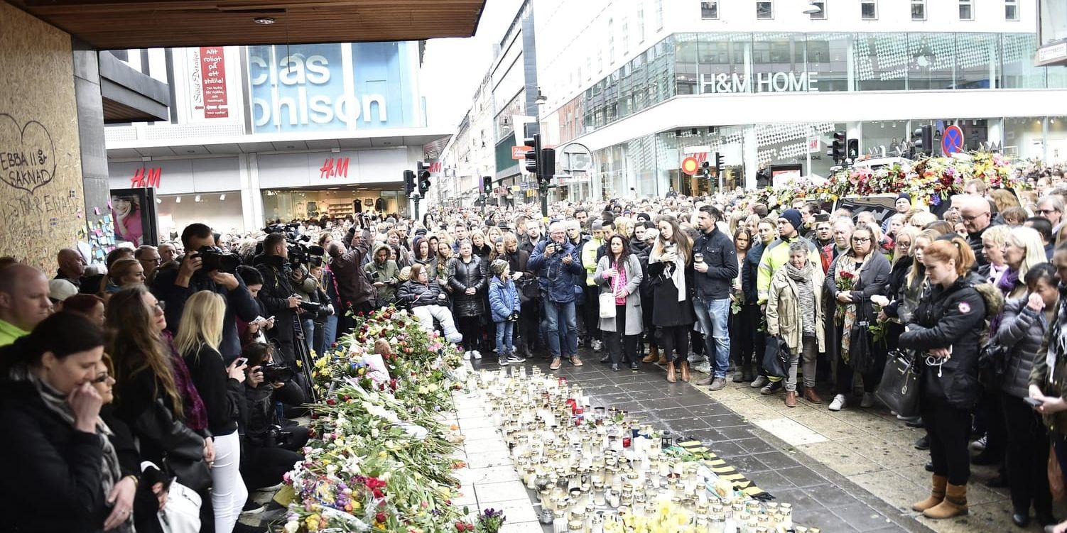 Flera anhöriga till dem som mördades i terrorattacken i Stockholm har efterlyst en särskild fond för ersättning till offer för terrorism. Men partierna är överlag avvaktande. Arkivbild.