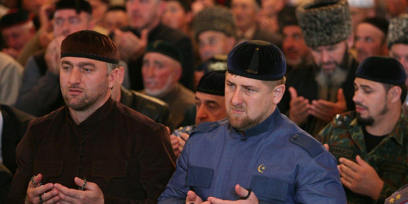 Tjetjeniens president Ramzan Kadyrov (till höger) besöker en moské i Groznyj tillsammans med sin närmaste man, parlamentsledamoten Adam Delimchanov. Arkivbild.
