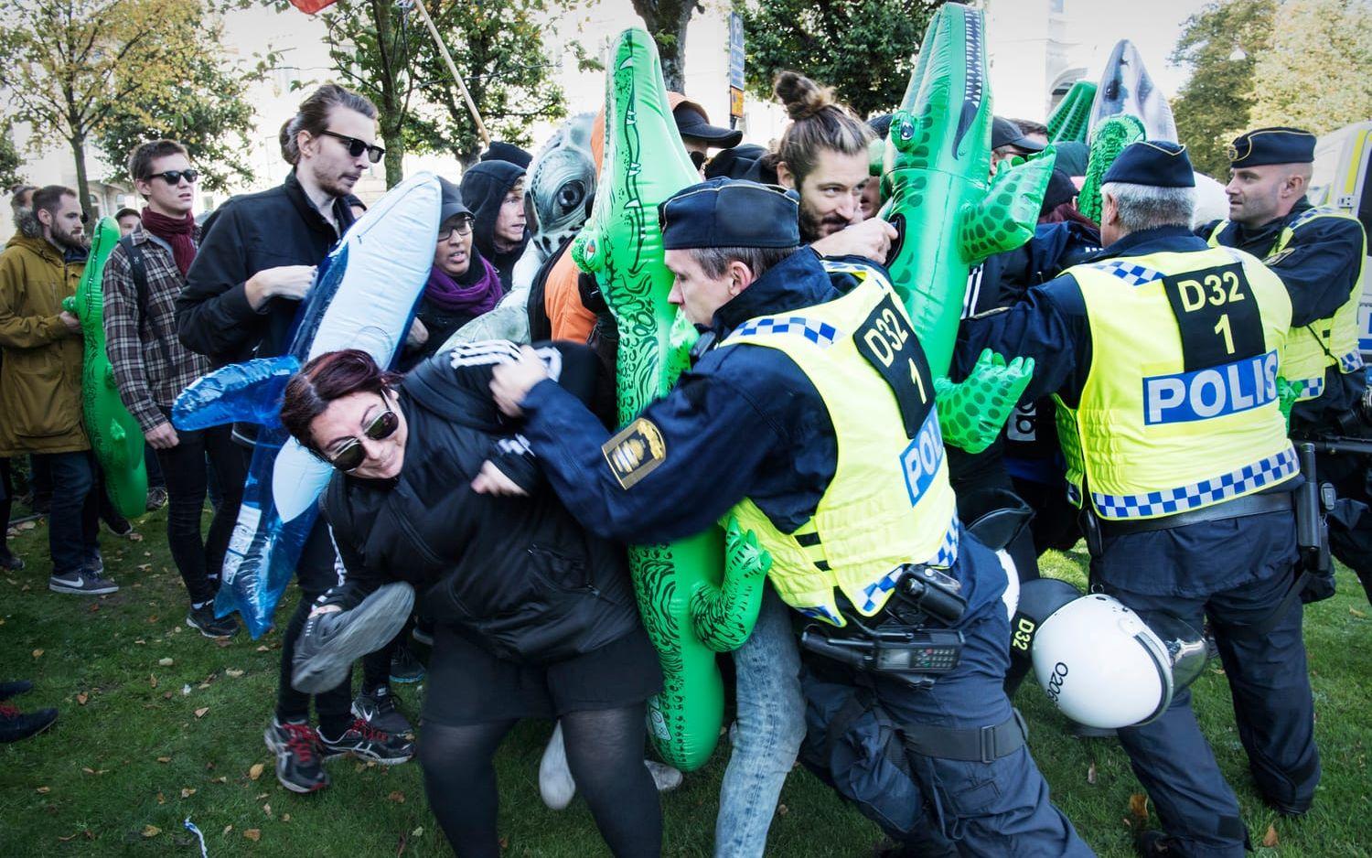 Flera tusen motdemonstranter protesterade mot NMR:s marsch i Göteborg. Den stoppades sedermera i höjd med Ica Focus, Gårda. Bild: Stefan Berg
