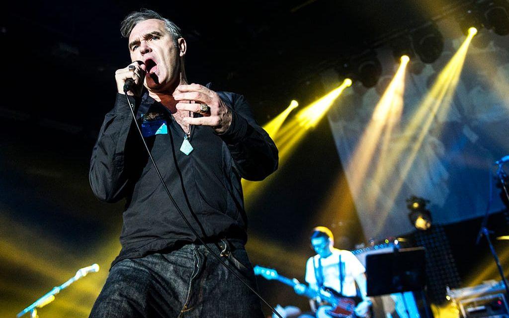 The Smiths-sångaren Morrissey är en personlig hjälte för Håkan Hellström och omsjungs naturligtvis, i Kom igen Lena ("Elvispojkarna som slänger upp påskliljorna") och Street Hustle ("Gick in överallt på falsk ID, på ditt stod Kerouac, på mitt Morrissey"). Foto: Stefan Berg